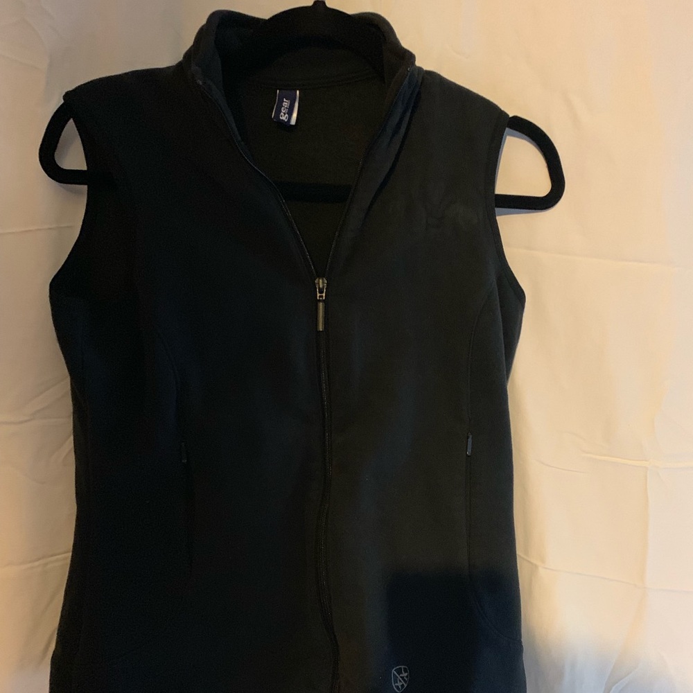 Black fleece vest with Sakonnet Golf Club logo
